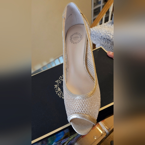 Gold high heals size 8.5 - Picture 3 of 4